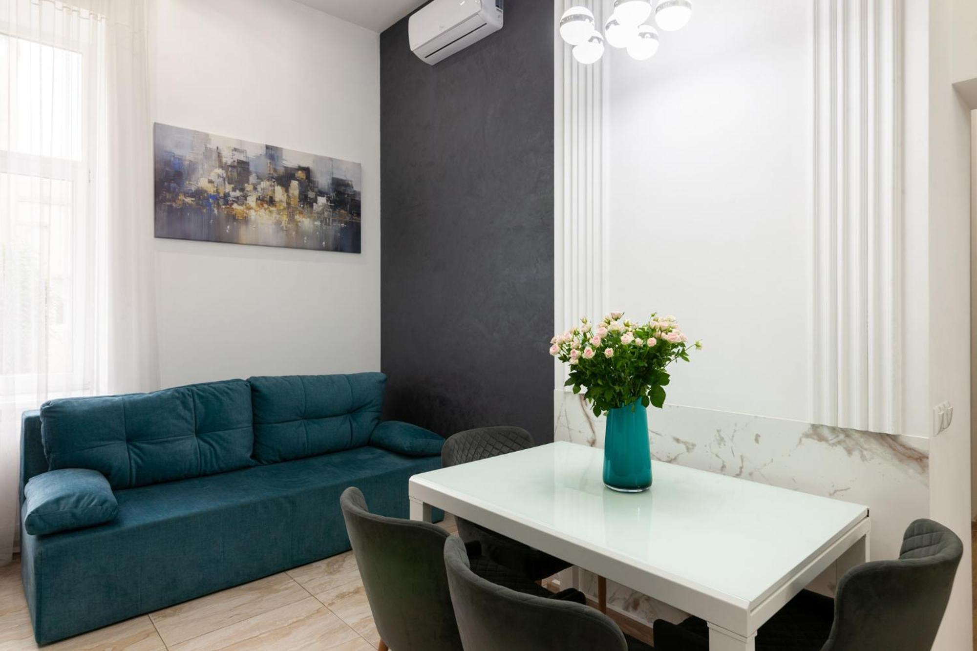 Royal Apartment On Franka 28 Lviv Exterior foto